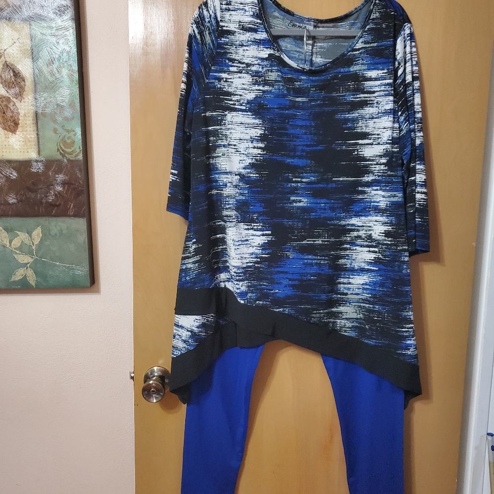 Emma Shirt 2x paired with leggins